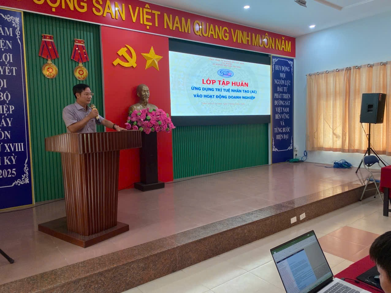 Lớp tập huấn ứng dụng Trí tuệ nhân tạo AI vào hoạt động doanh nghiệp tại Xí nghiệp Đầu máy Sài Gòn