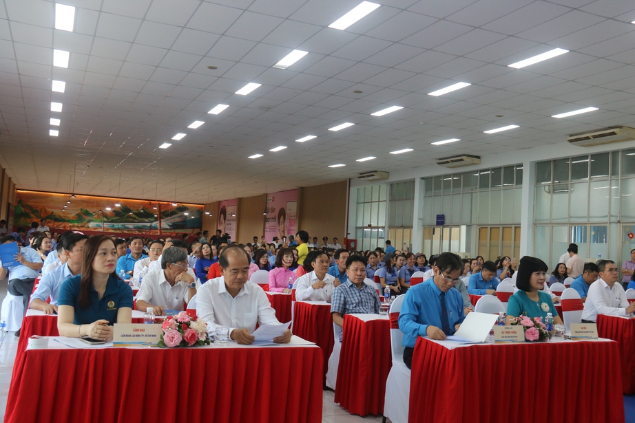 Đường sắt Việt Nam gặp mặt, tặng quà nữ công nhân lao động khu vực Sài Gòn