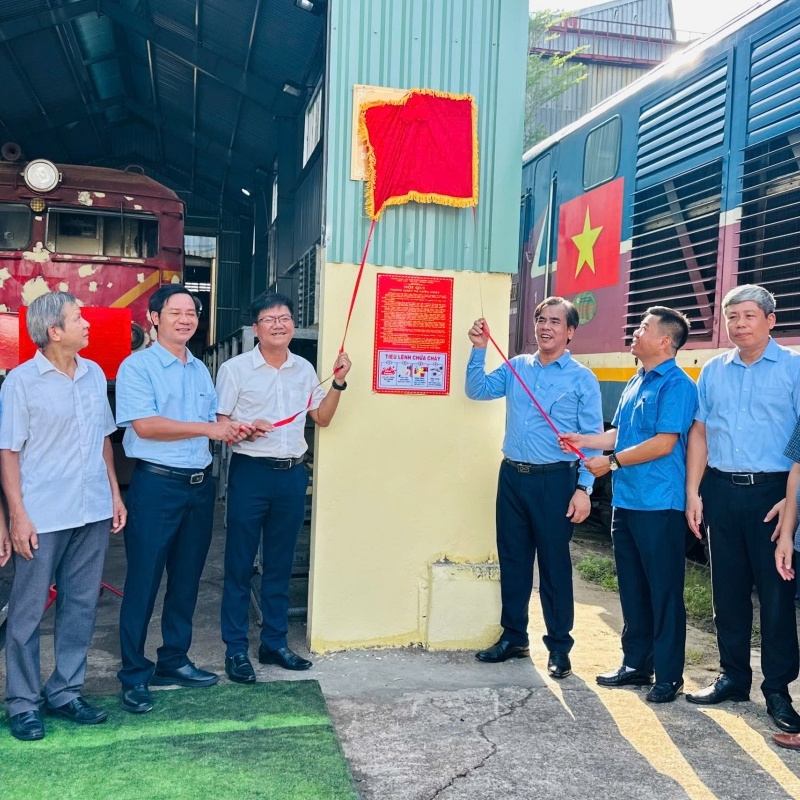 Công đoàn Đường sắt đưa máy rửa đầu máy tự động và nhà sơn vào khai thác tại Đà Nẵng